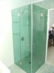 מקלחון זכוכית לאמבטיה בגוון ירוק - א.כ מראות איכות