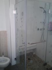 מקלחון זכוכית עם צריבת בועות - א.כ מראות איכות