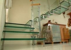 מדרגות זכוכית עם מעקה - ד"ר זכוכית