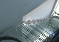 מדרגות זכוכית מרשימות - ד"ר זכוכית
