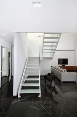 מדרגות עם דופן כפול בשילוב זכוכית - קו נבון 