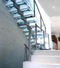 מדרגות עם מדרכי זכוכית - קו נבון 