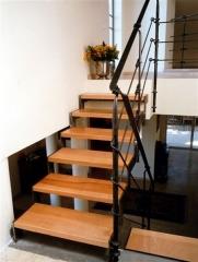 מדרגות פלדה בשילוב עץ בוק - קו נבון 