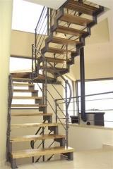 מדרגות עץ לפנים הבית - קו נבון 