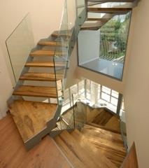 מדרגות עץ עם מעקה זכוכית - קו נבון 