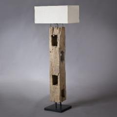 מנורה עומדת - וסטו VASTU - גלריית רהיטים מעץ מלא 