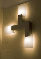 מנורה אסימטרית חומה לקיר - לוגו תאורה