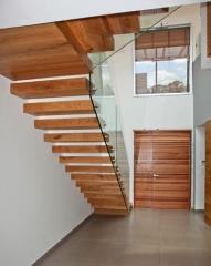 מדרגות מעץ לבית - מי השרון