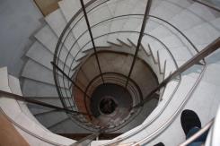חדר מדרגות עגול - אומנות הפורצלן