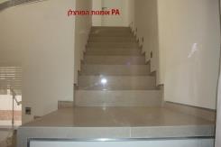 מדרגות מאריחי פורצלן גדולים - אומנות הפורצלן