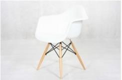 כסא לבן עם רגלי עץ - Items Gallery