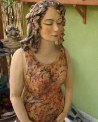 פסל אישה במדיטציה 2 - סטודיו דבורה