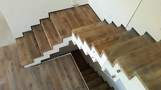 מדרגות עץ דגם רום - אומנות הפורצלן