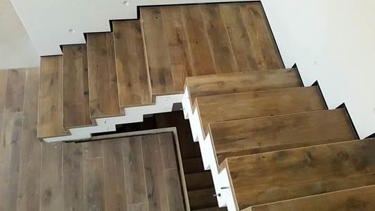 מדרגות עץ דגם רום - אומנות הפורצלן