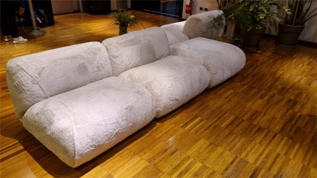 ספה בצבע לבן - רהיטי מוביליה
