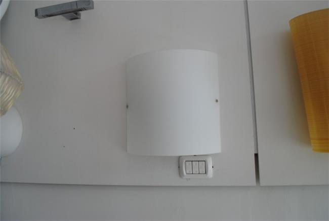 מנורה לבנה צמודה לקיר - אקסקלוסיב תאורה - עודפים