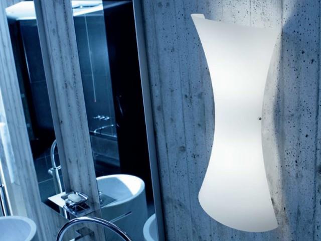 מנורה לבנה צמודה לקיר - קמחי תאורה - עודפים