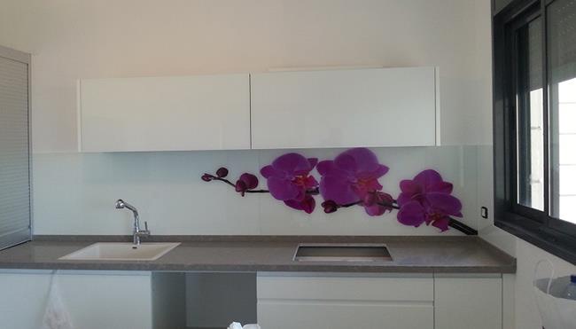 חיפוי קיר פרחים סגולים מזכוכית - בלורן פתרונות פרזול ועיצוב לרהיטים