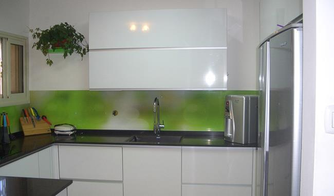 חיפויי קיר ירוק מזכוכית - בלורן פתרונות פרזול ועיצוב לרהיטים