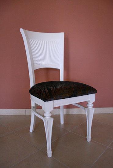כסא לבן יחודי - גלריית האומנים