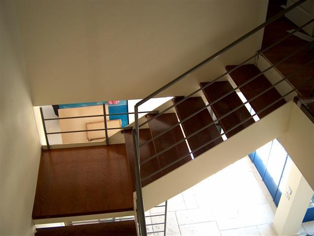מדרגות בתוך הבית - יואב עובדיה - עבודות מתכת