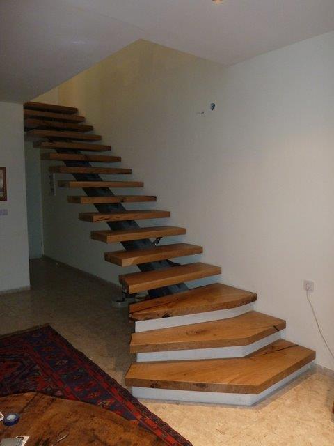 מדרגות מעוצבות לבית - יואב עובדיה - עבודות מתכת