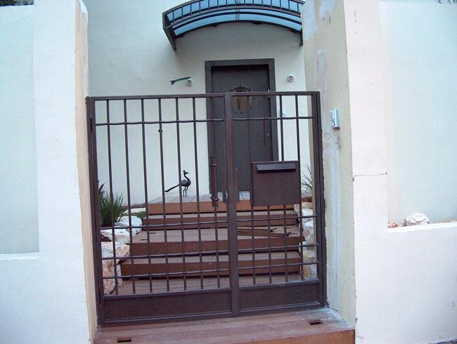 שער מתכת בכניסה לבית - יואב עובדיה - עבודות מתכת