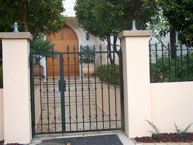 שער בכניסה לחצר - יואב עובדיה - עבודות מתכת