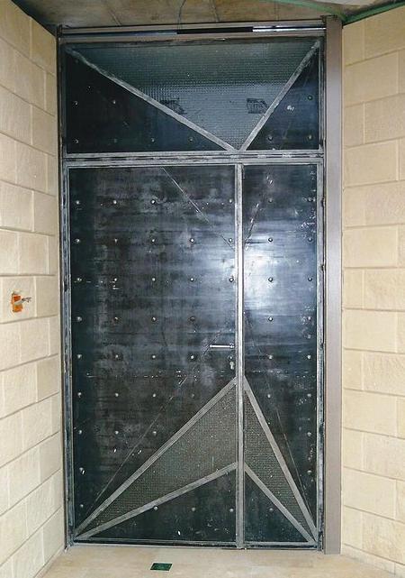 דלת כניסה בשילוב זכוכית - רוםסן - אומנות הפרופיל הבלגי