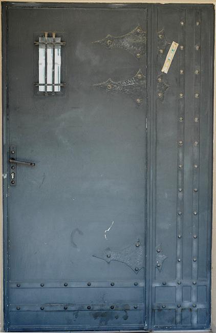דלת כניסה אפורה - רוםסן - אומנות הפרופיל הבלגי