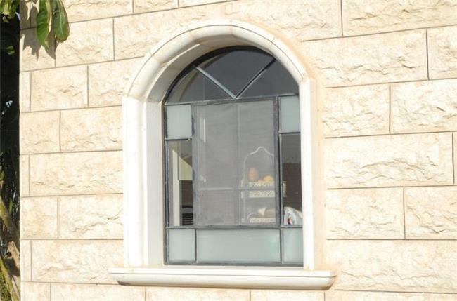 חלון בלגי בצורת קשת - רוםסן - אומנות הפרופיל הבלגי