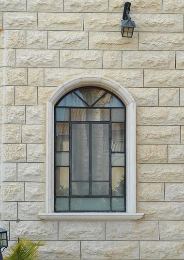 חלונות ברזל בלגי מקושתות - רוםסן - אומנות הפרופיל הבלגי