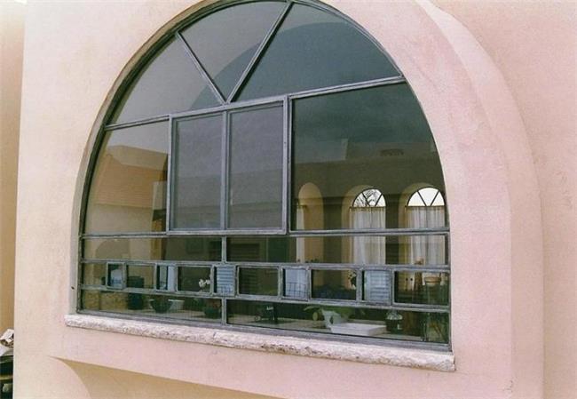 חלון בלגי מקושת - רוםסן - אומנות הפרופיל הבלגי
