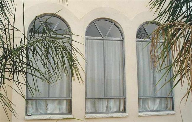 חלונות בלגיים קשתיים - רוםסן - אומנות הפרופיל הבלגי