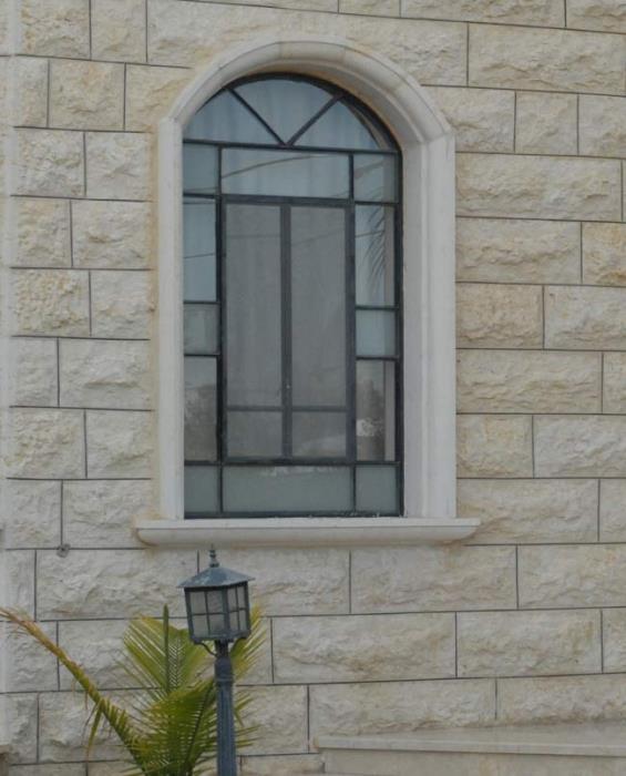 חלון בלגי מקושת מלמעלה - רוםסן - אומנות הפרופיל הבלגי