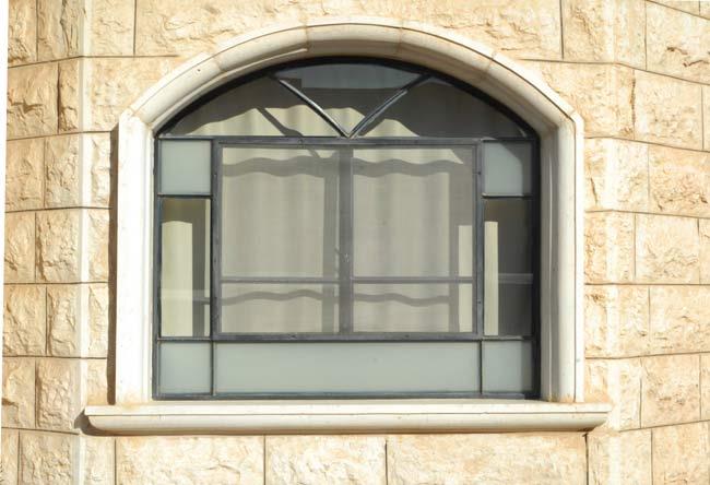 חלון בצורת קשת - רוםסן - אומנות הפרופיל הבלגי