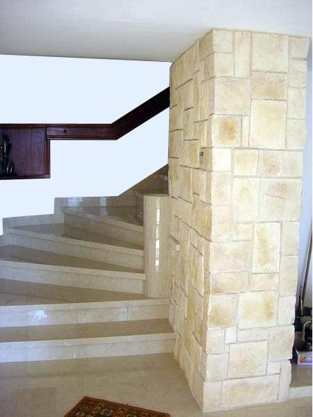 מדרגות בבית מגורים - מחצבות השומרון