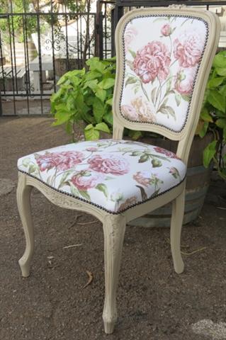 כסא בדוגמת פרחים - חותם 