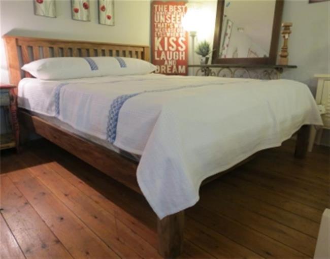 מיטה מעץ אגוז - חותם 