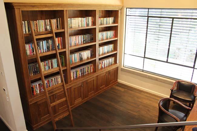 ארון ספרים גבוה - madera living style