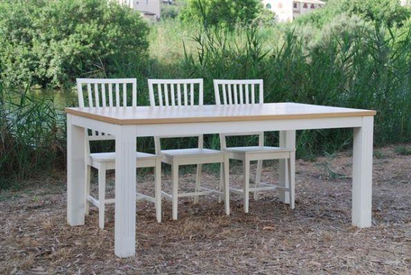 שולחן לבן לפינת האוכל - כסאות בעיקר