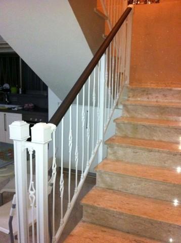 מעקה אלומיניום לבן - טרלידור