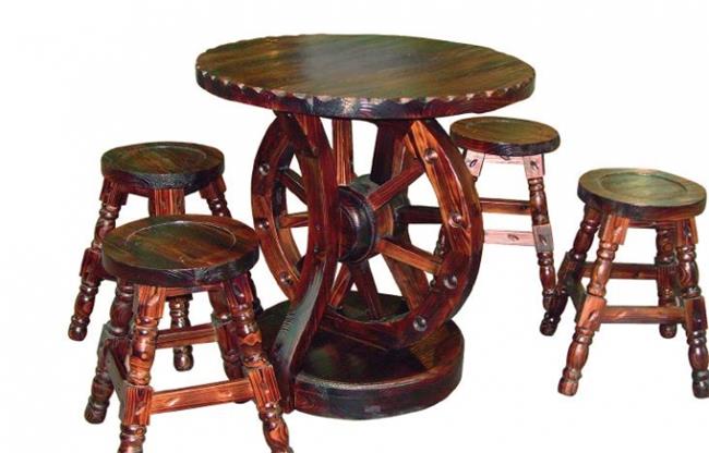 שולחן מעוצב ושרפרפים - כסא נדנדה