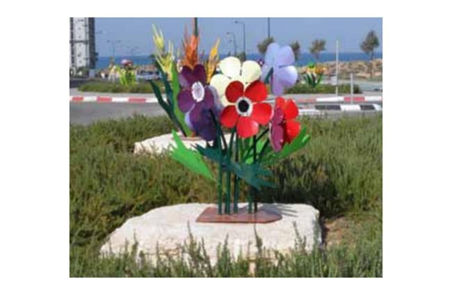 פסל חוץ פרחים צבעוניים - ראובן גפני - Reuven Gafni