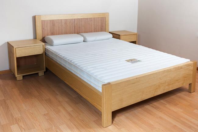 מיטה מעץ אגוז - עמירם עיצוב