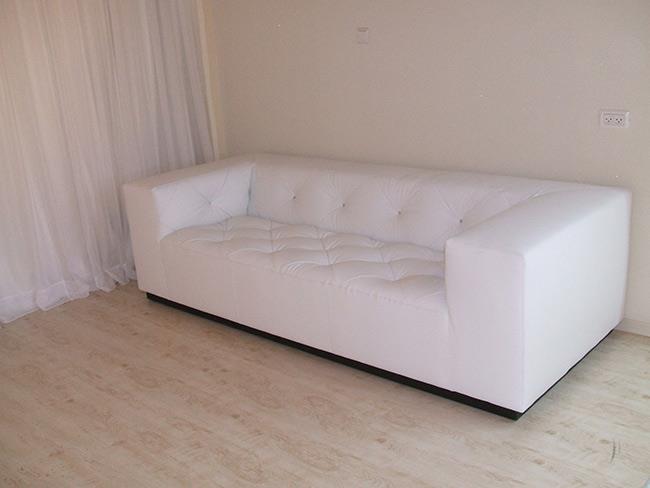 ספה לבנה בעיצוב קפיטונאז - URBANIK