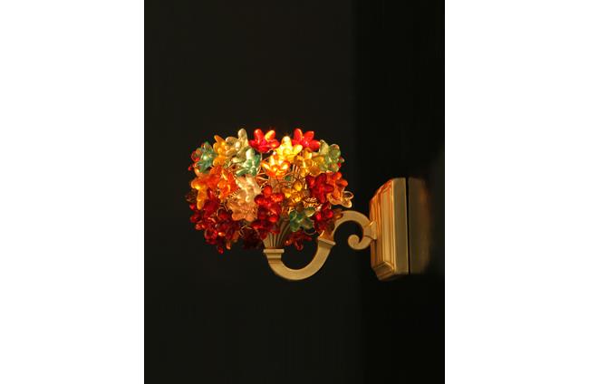 מנורת קיר צבעונית - אלומה - עיצוב ותכנון תאורה