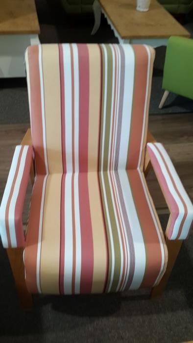 כורסא צבעונית לסלון - רהיטי האולימפוס