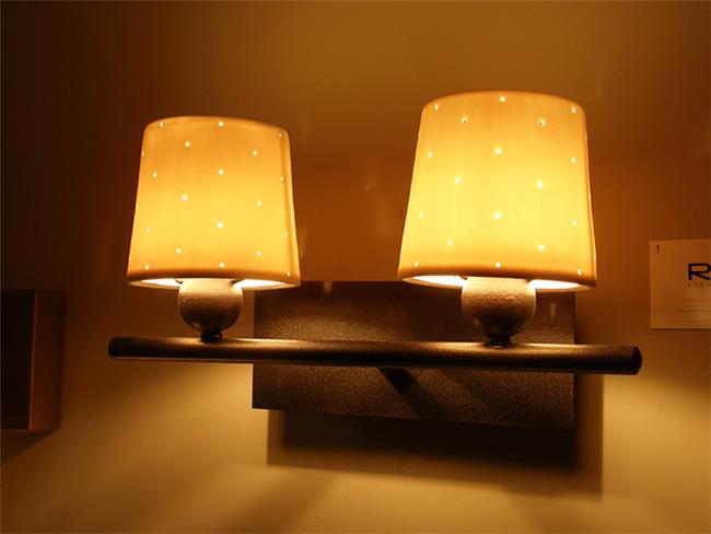 מנורת קיר ייחודית - רזיאל תאורה