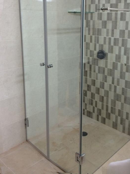 מקלחון עם דלתות כפולות - זאב זכוכית